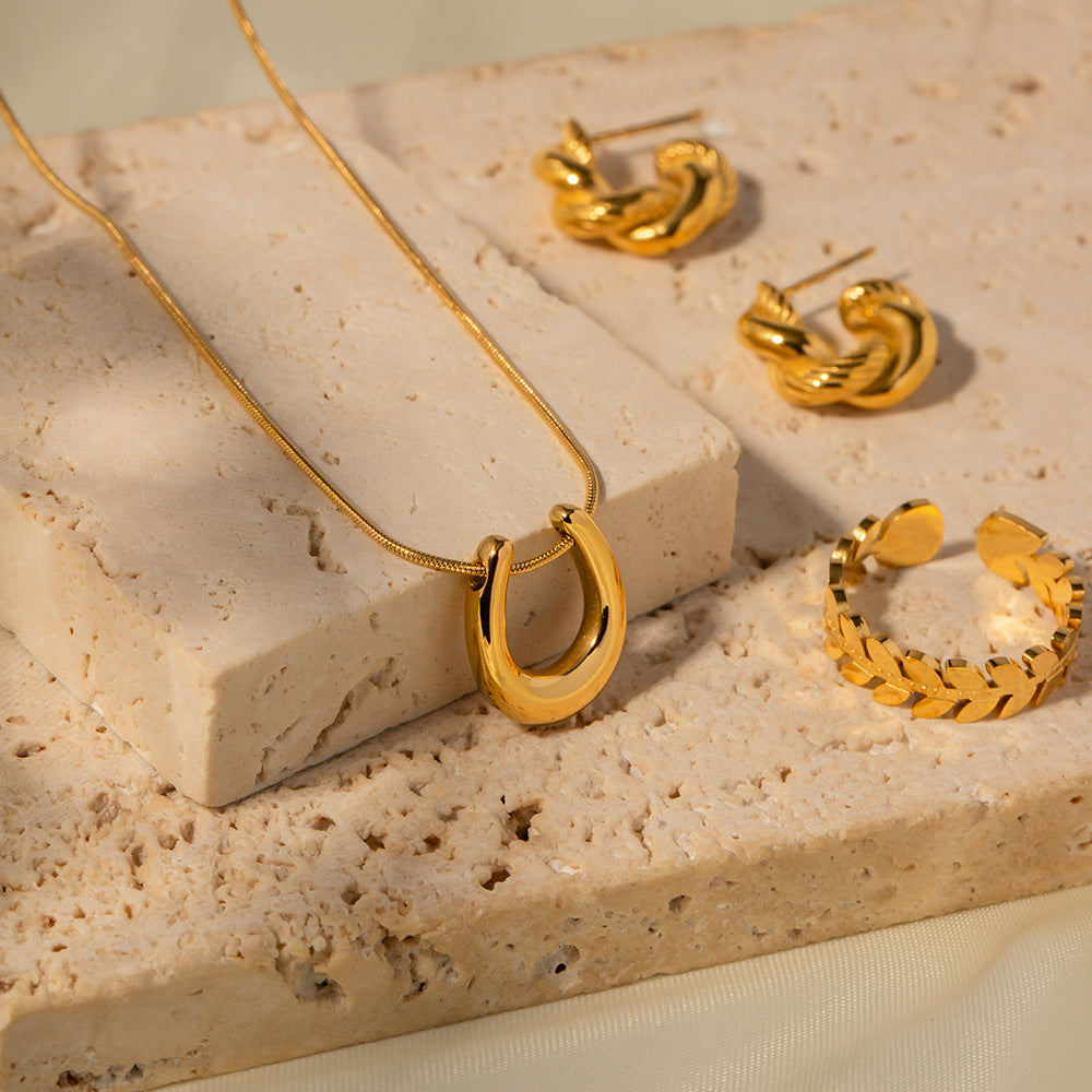 Ayla Gold Horseshoe Necklace 3